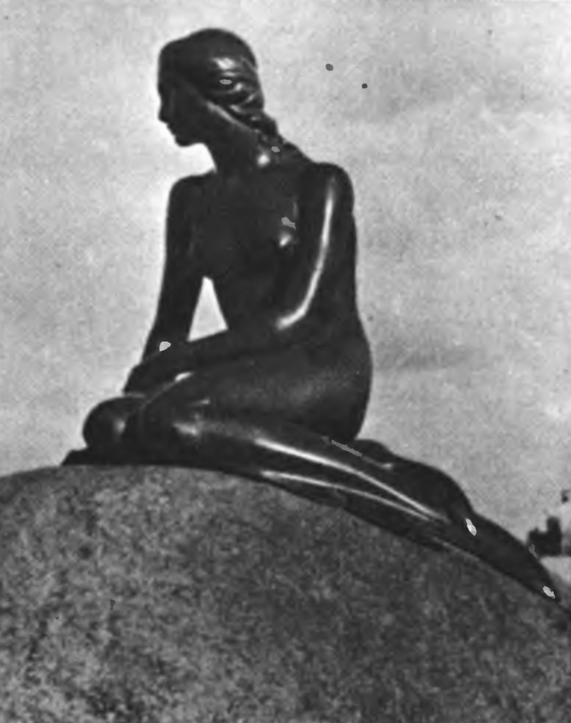 Русалочка. Фотография. Скульптура работы Э. Эриксена. Копенгаген. 1913