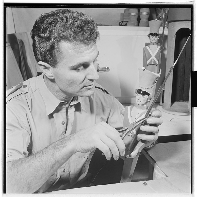 Иво Каприно во время съемок мультфильма «Стойкий оловянный солдатик» (Den standhaftige tinnsoldat) 1954 года