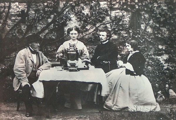 Эдвард и его жена Генриетта Коллин с детьми Луизой и Йонасом в саду. 1863 год