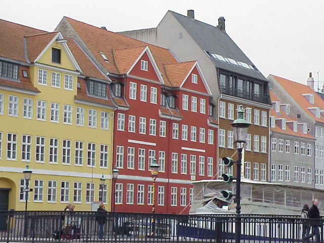 Квартал Нюхавн, дома 18 (цвета карри) и 20 (красный, слева от 18-го)