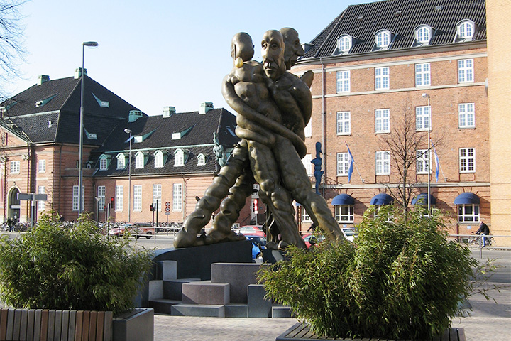 Скульптура «Троица» Бьёрна Нёргаарда в Оденсе