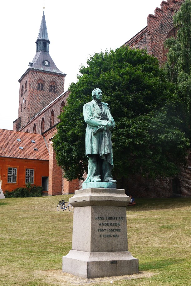 Памятник Андерсену в Саду сказок в Оденсе
