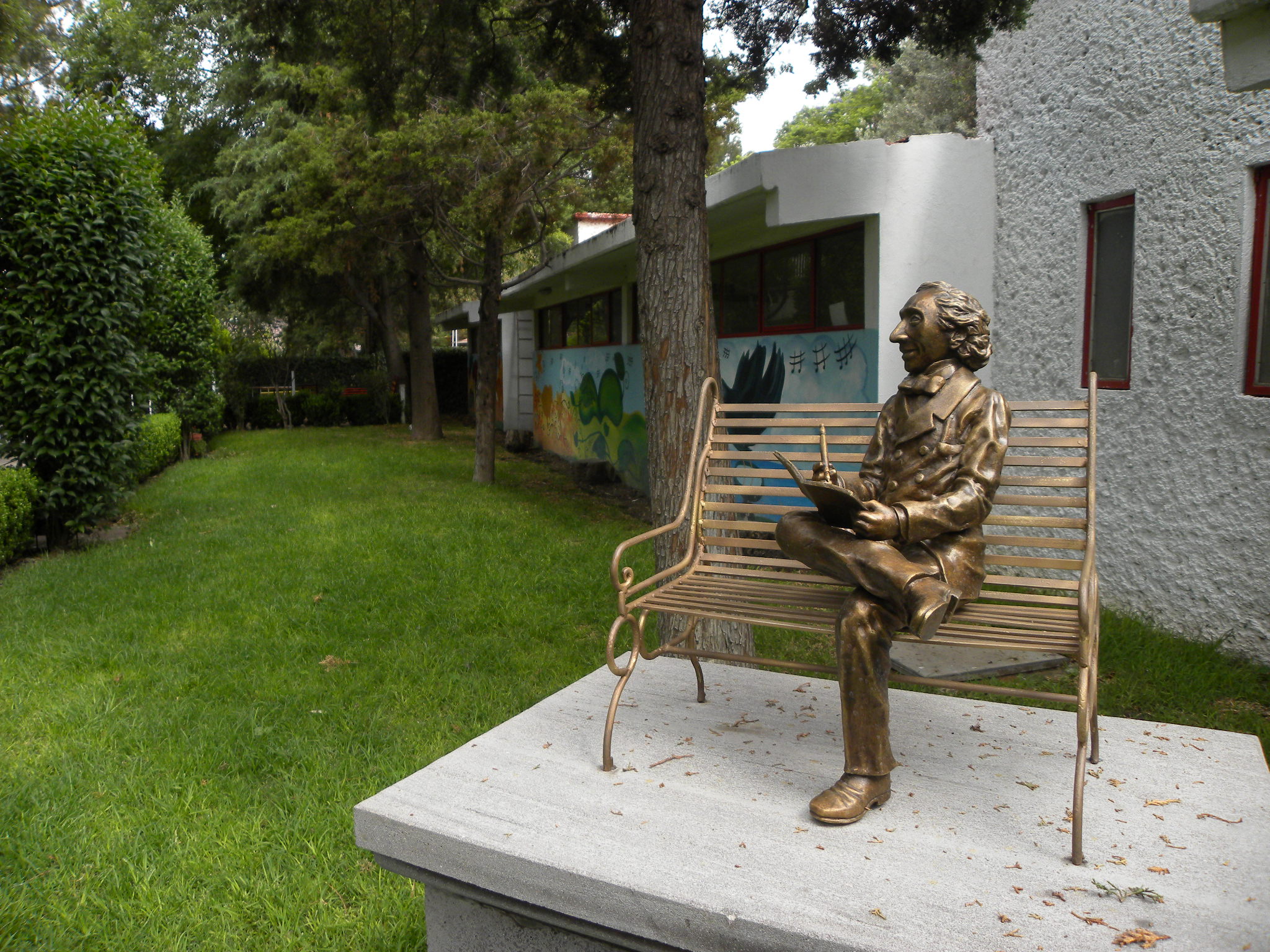 Скульптура Андерсена в городе Пачука в Мексике