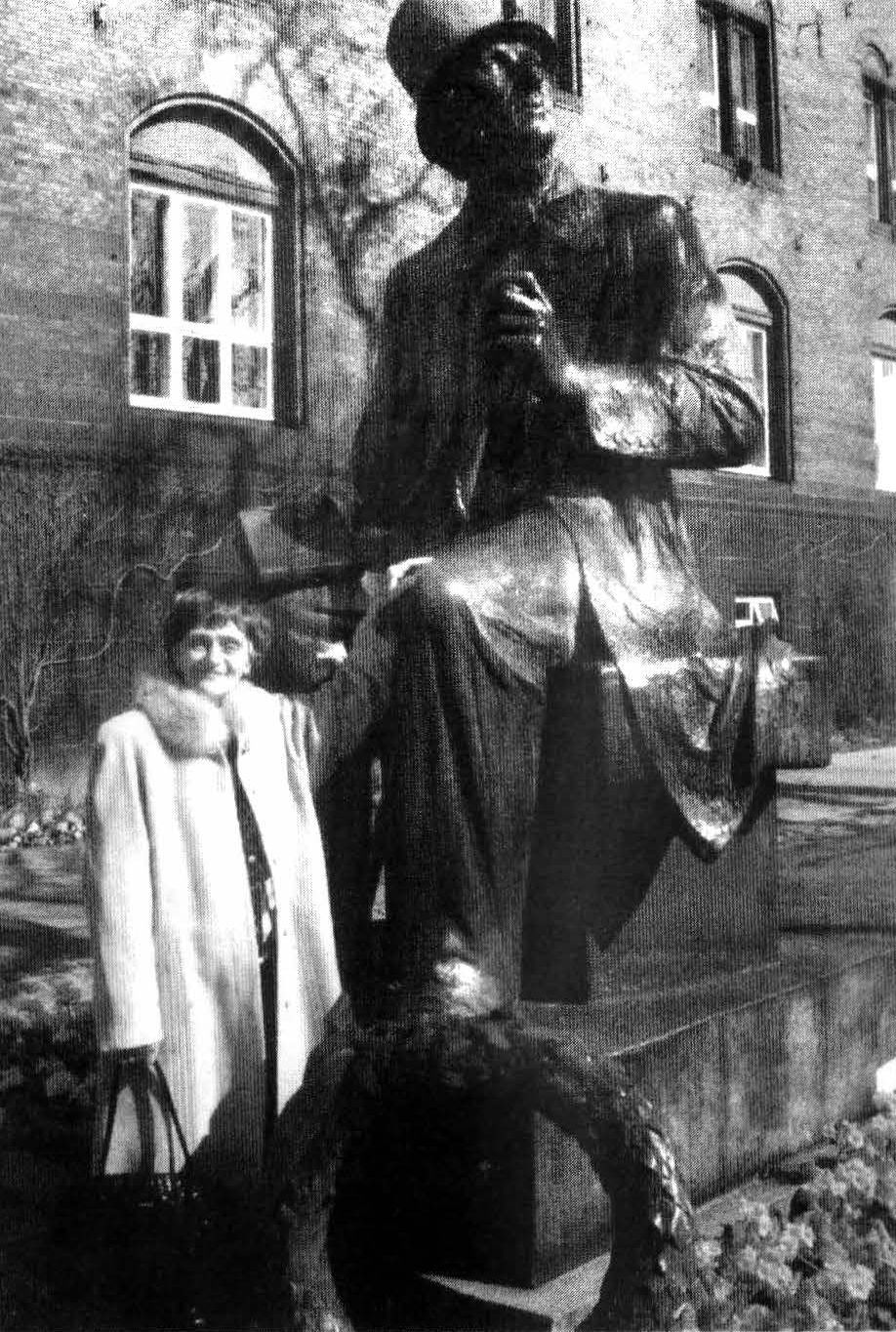 Л.Ю. Брауде у памятника Андерсену у ратуши в Копенгагене. 2005 г. Фото Б.С. Жарова