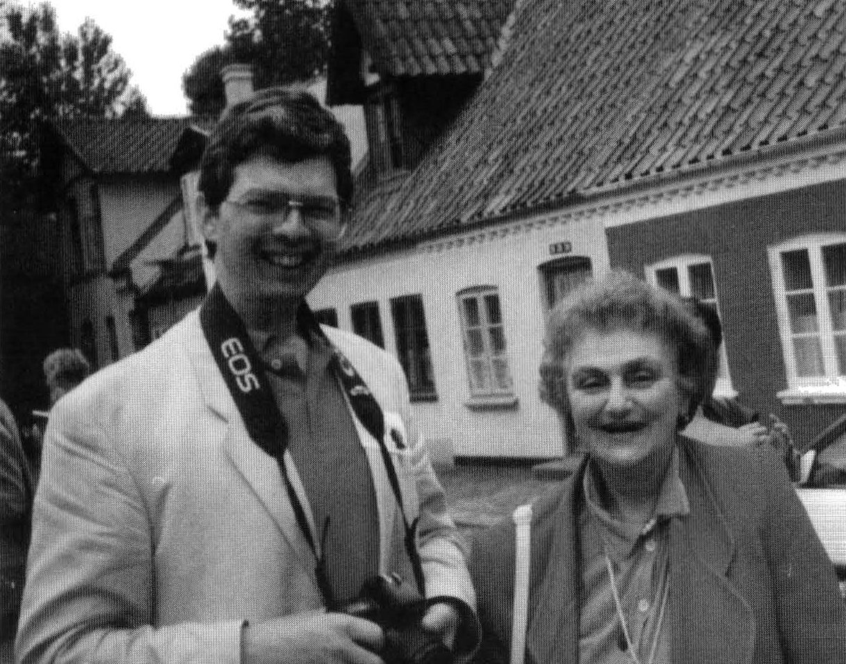 Из архива Л.Ю. Брауде. Л.Ю. Брауде с датским ученым Х.К. Андерсеном у дома-музея в Оденсе. Август 1996 г. Из архива Л.Ю. Брауде
