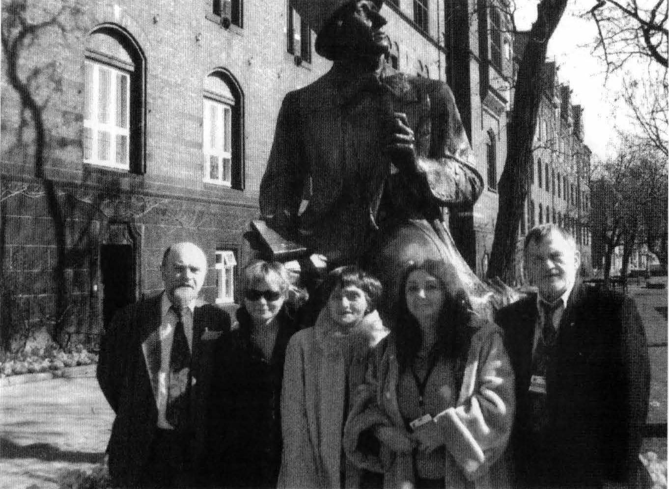 Слева направо: Борис Жаров, Елена Гагарина, Людмила Брауде, Мария Арбатова, Борис Диодоров. Копенгаген, памятник Андерсену у Ратуши. 3 апреля 2005 г.