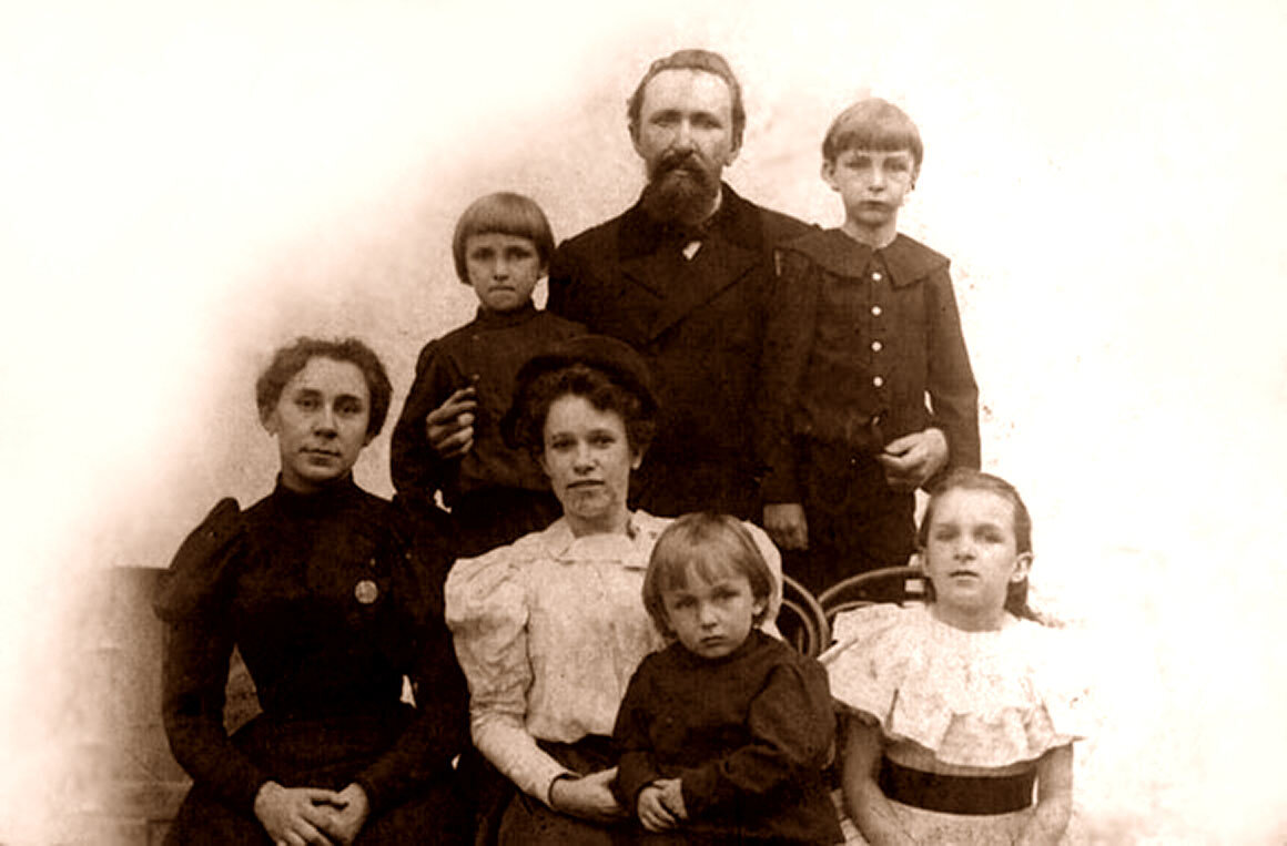 Семья Ганзенов. Слева — Мария, дочь Петера Ганзена от первого брака. 25 мая 1895 года
