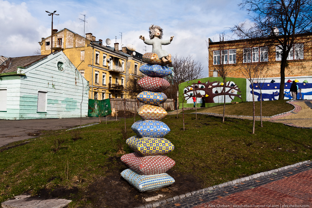 Скульптура «Принцесса на горошине» в Киеве