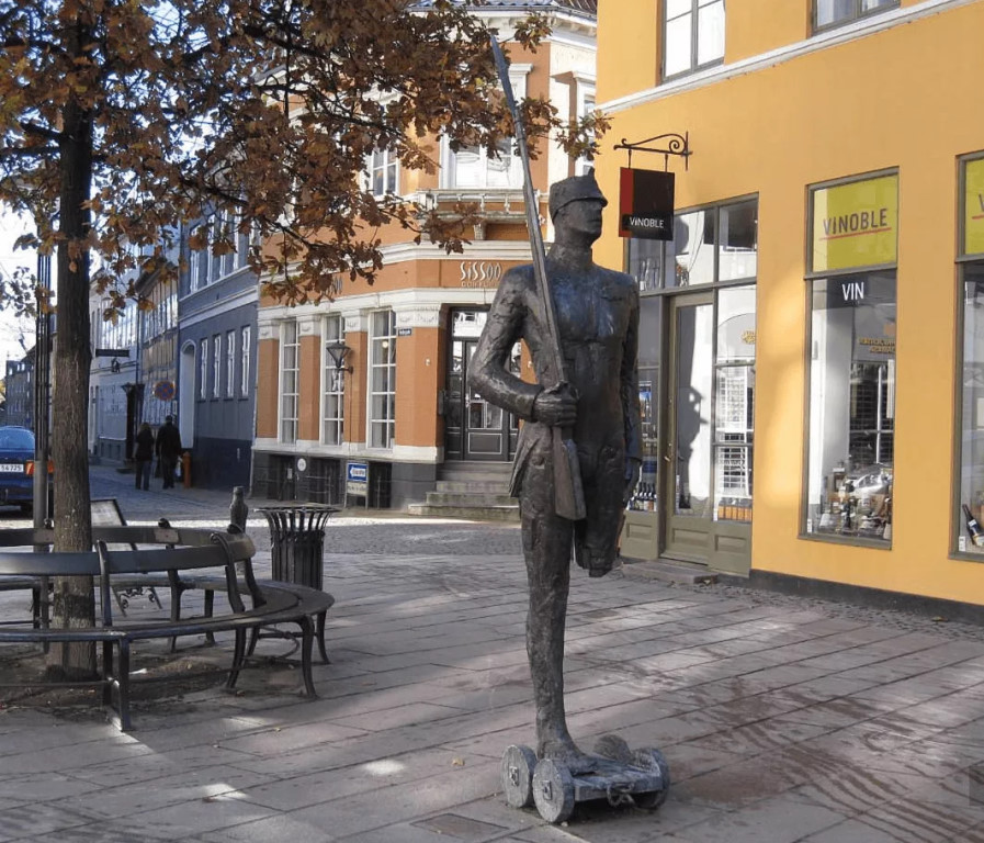 Скульптура «Стойкий оловянный солдатик» в Оденсе