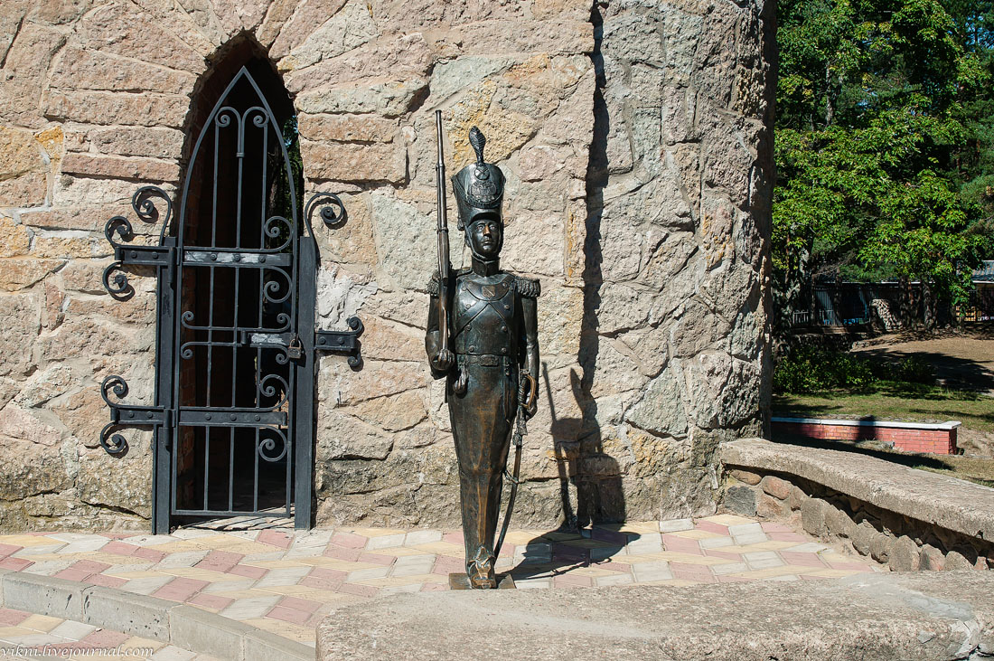 Скульптура Стойкого оловянного солдатика в Андерсенграде в Сосновом бору