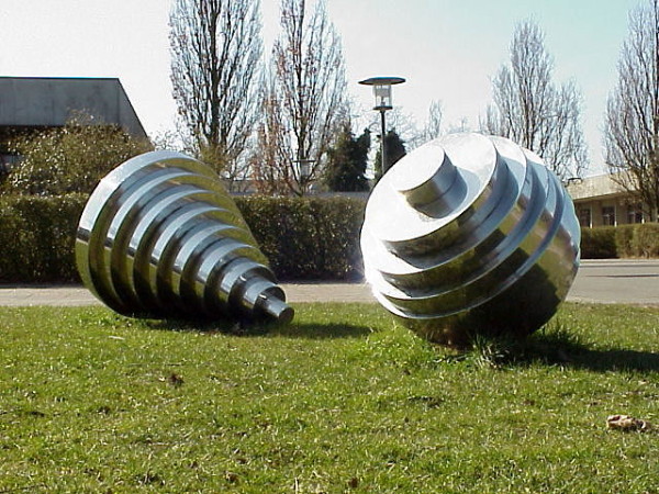 Скульптура «Волчок и шар» в Оденсе