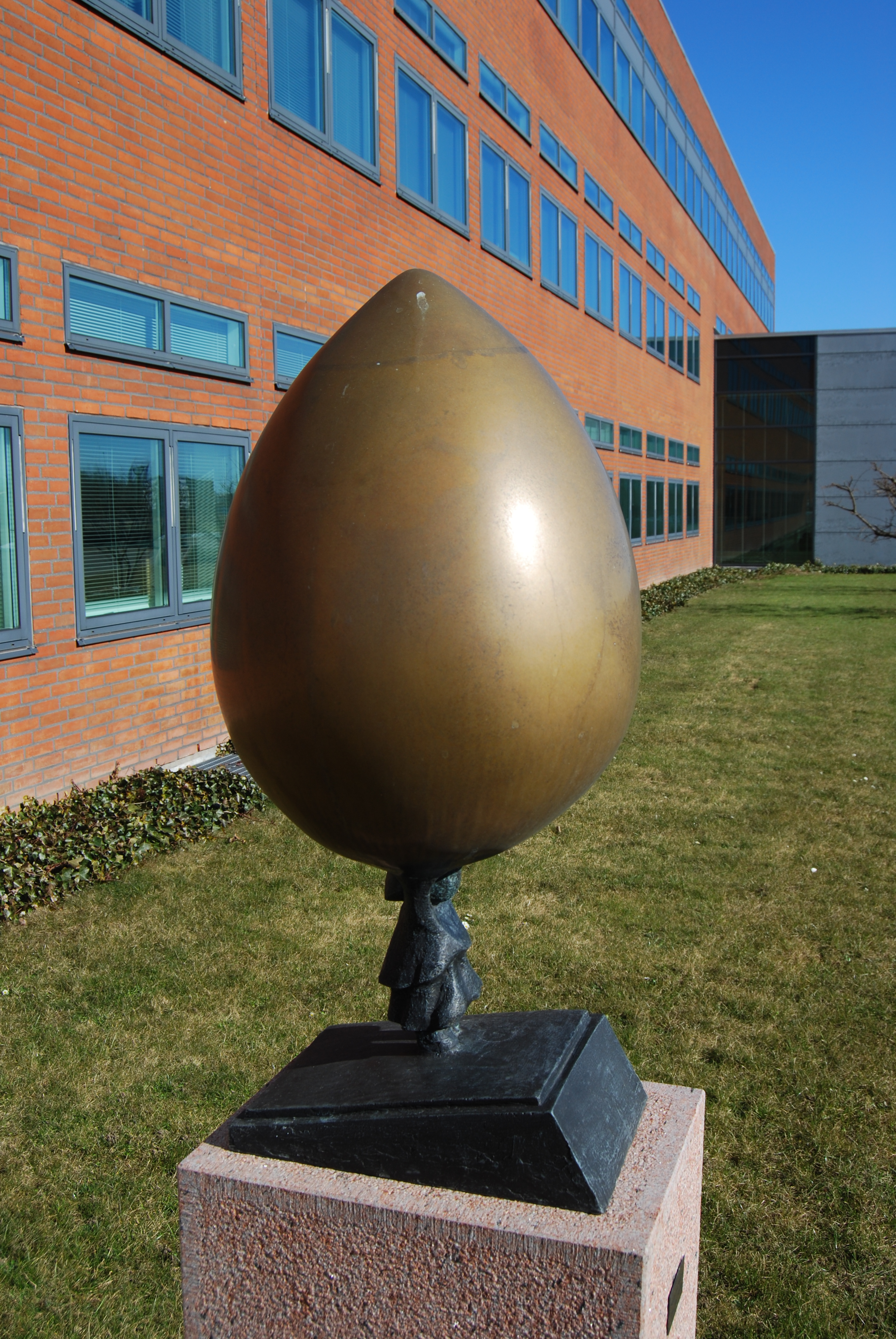 Скульптура «Женщина с яйцами» в Оденсе