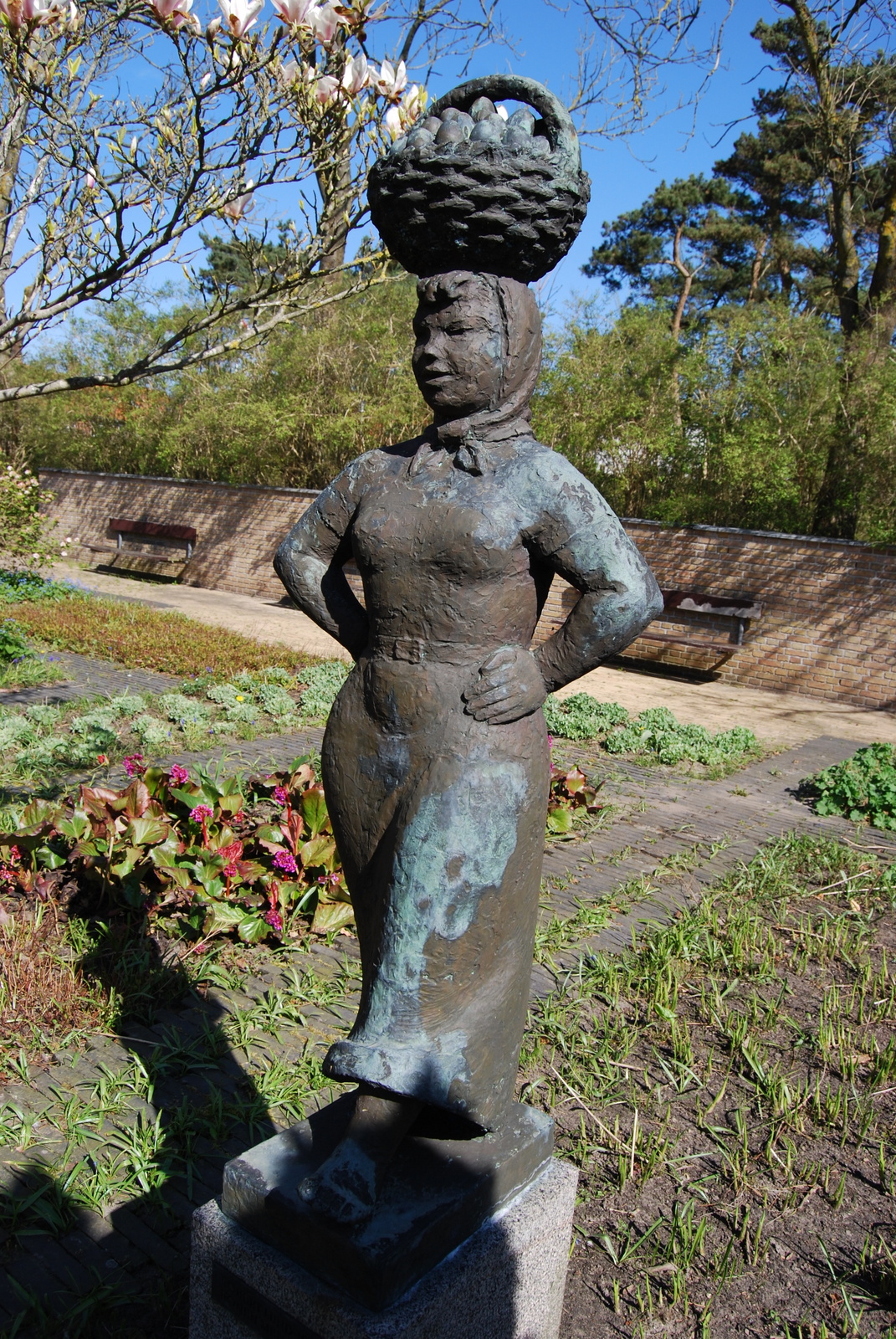 Скульптура «Женщина с яйцами» в Ольборге