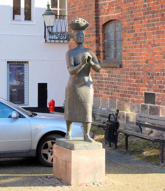 Скульптура «Женщина с яйцами» в Раннерсе