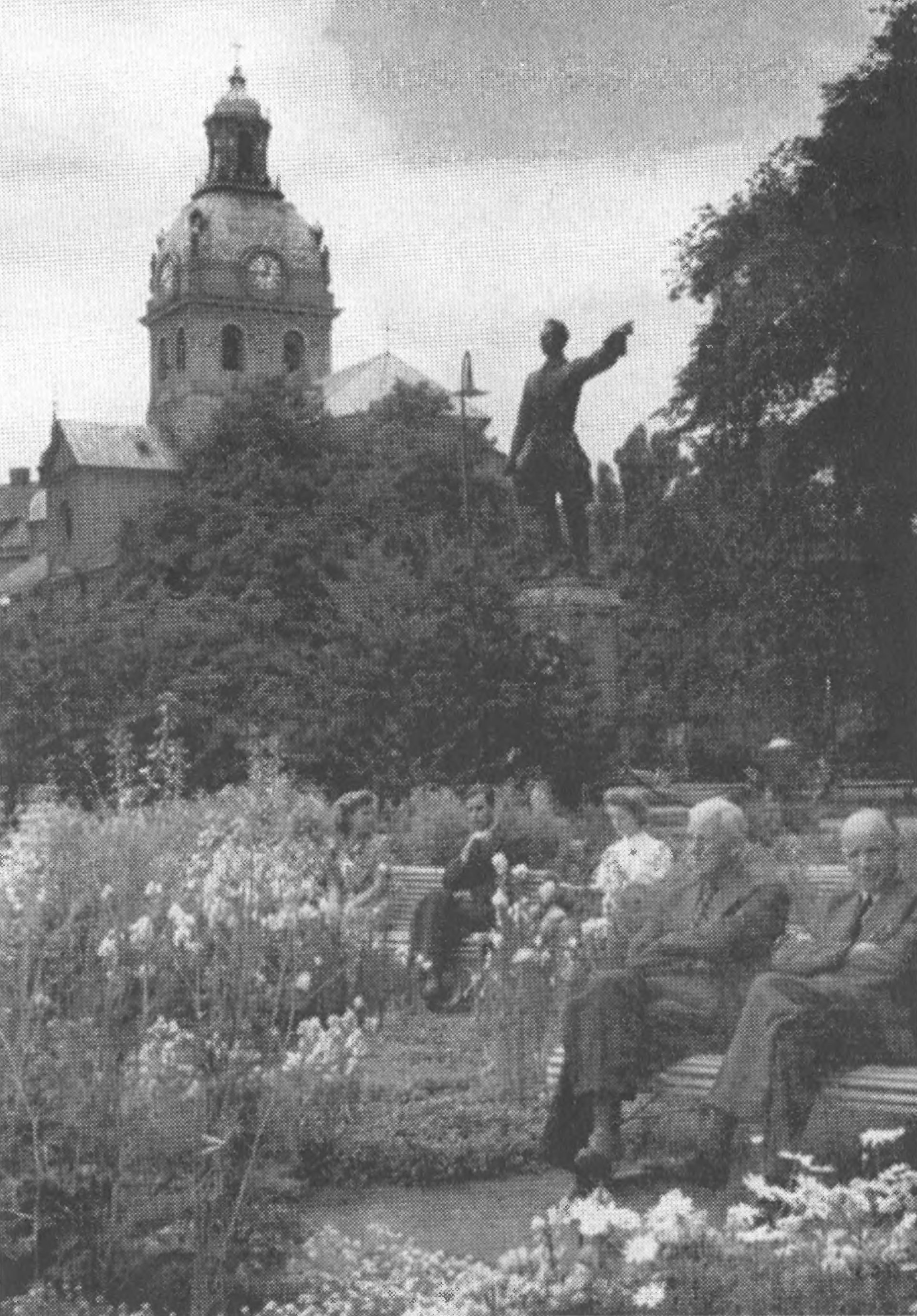 Центр Стокгольма. Королевский сад, в котором установлена статуя Карла XII (фотография 1947 г.)