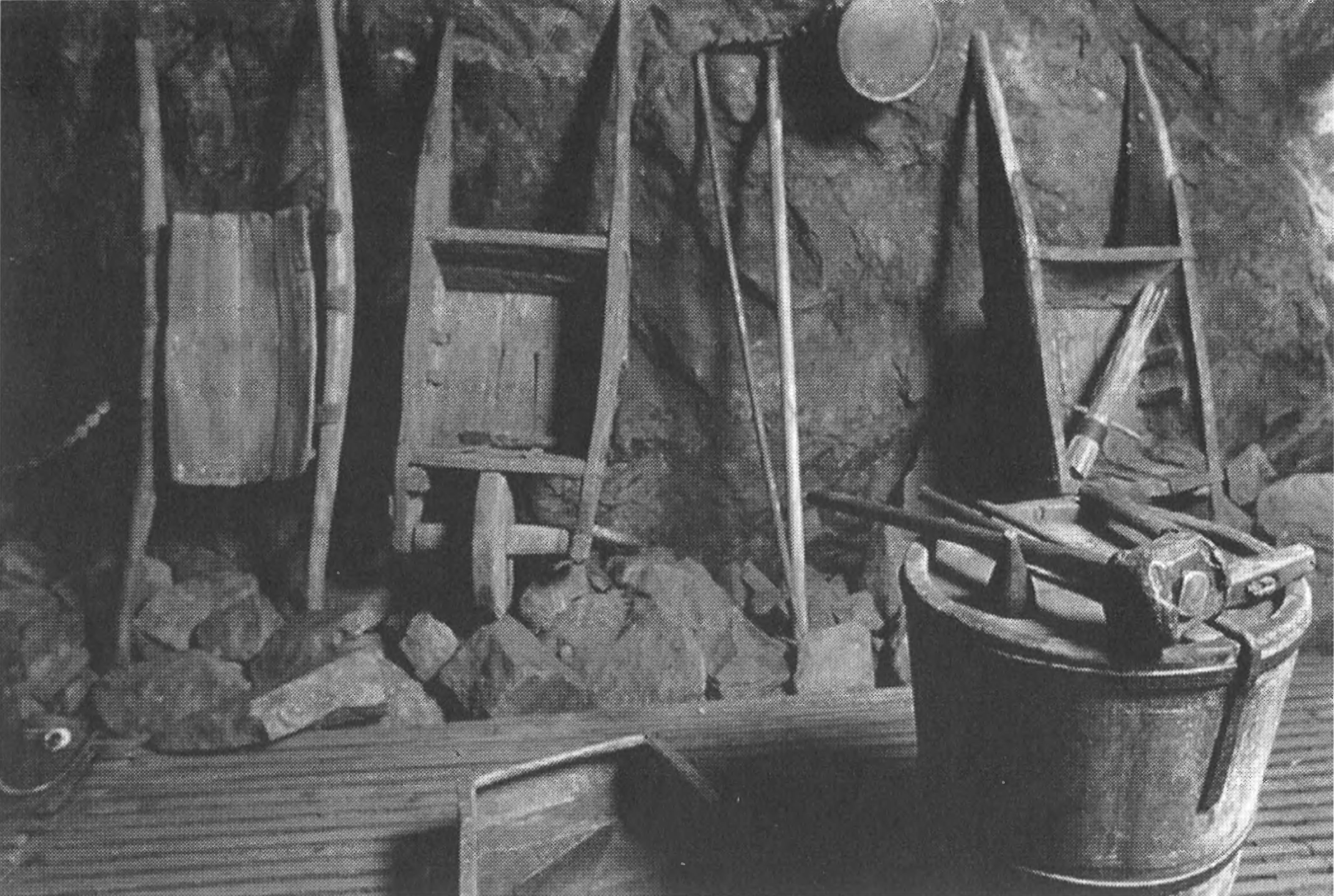 Инструменты и носилки, которыми пользовались когда-то рабочие на медных копях Фалуна