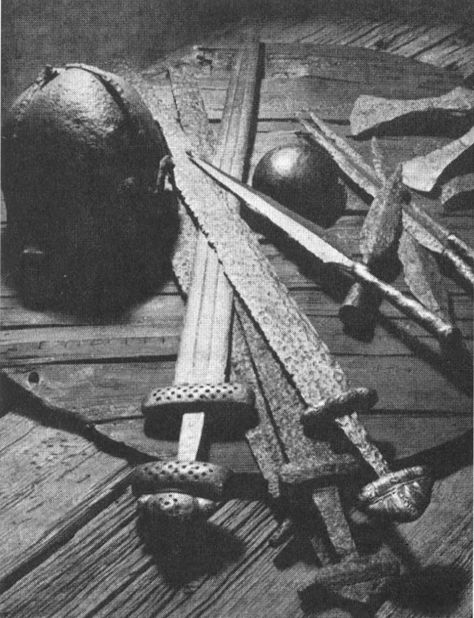 Древние мечи, шлем, копья и боевые топоры