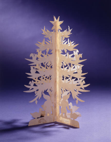 Рождественская елка со звездой на вершине. Вырезка из двух кусков бумаги и согнутая таким образом, что может стоять
