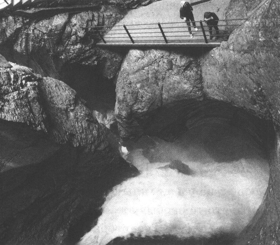 Илл. 6. Смотровая площадка у одного из открытых каскадов Трюммельбахского водопада