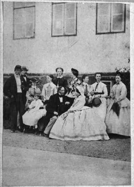 Андерсен, Вольфганг Хаффнер, Вальдемар Хаффнер, Тира Хаффнер, Клара Фрийс, Зара Кригер во Фрайсенборге. Фотограф Хенрик Тилеманн, 1863
