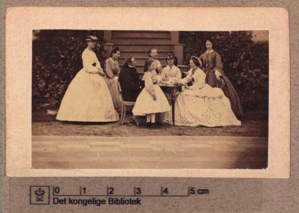 Андерсен, Генриетта Фрийс, Клара Фрийс, Агнес Фрийс, Зара Кригер, графиня Тайра Фрийс во Фрайсенборге. Фотограф Хенрик Тилеманн, 1863