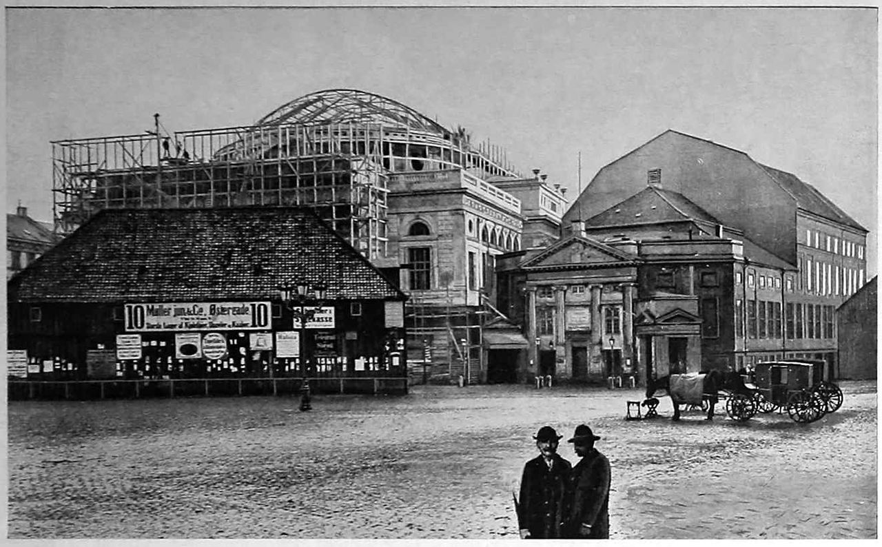 Постройка нового здания Королевского театра (слева), 1873 год