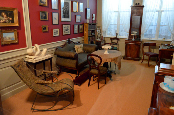 Реконструкция кабинета Андерсена в квартире Нюхавн, 18, находится в доме писателя в Оденсе