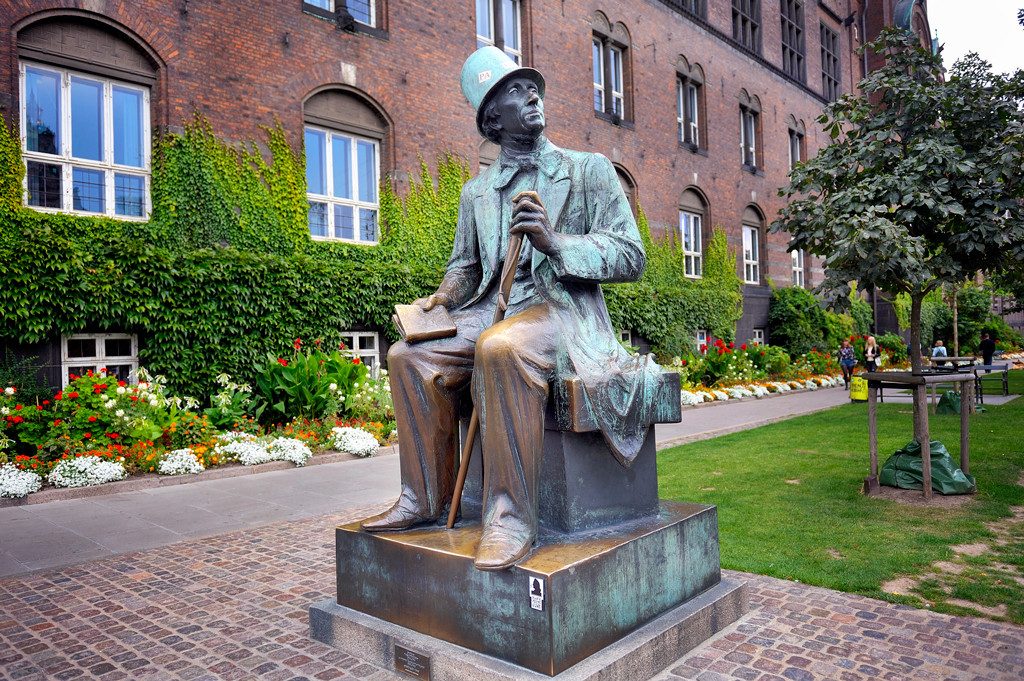 Памятник Андерсену на Ратушной площади в Копенгагене