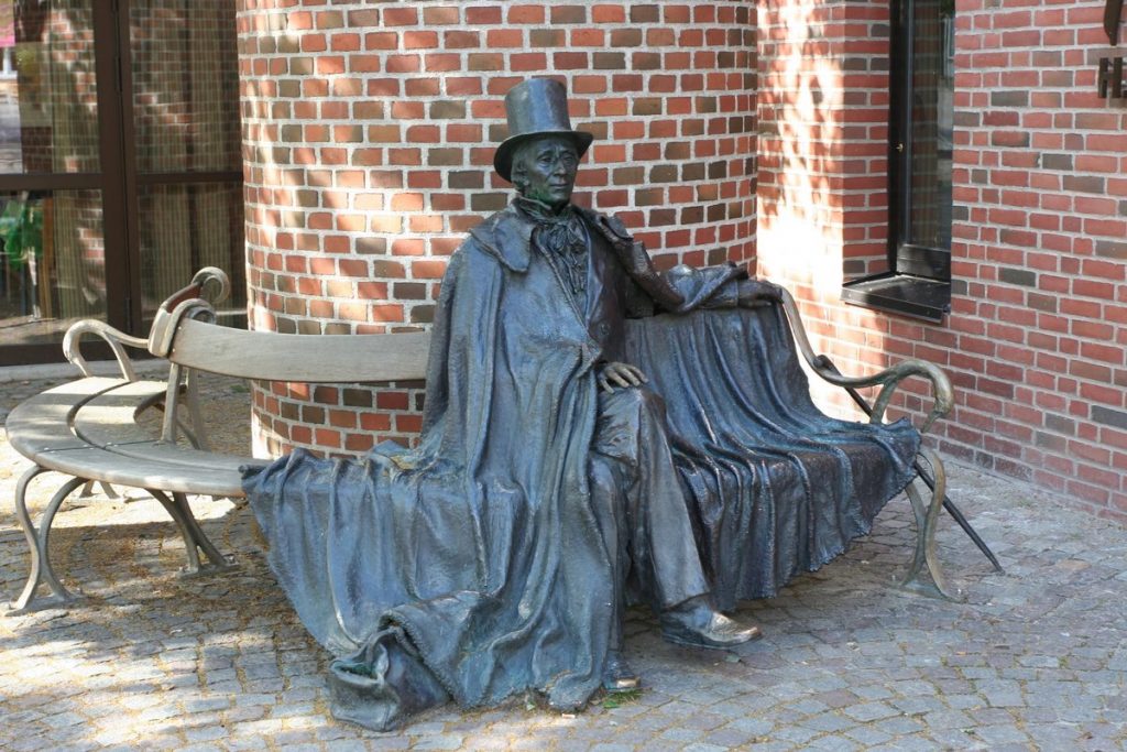 Памятник Андерсену на Ратушной площади в Оденсе