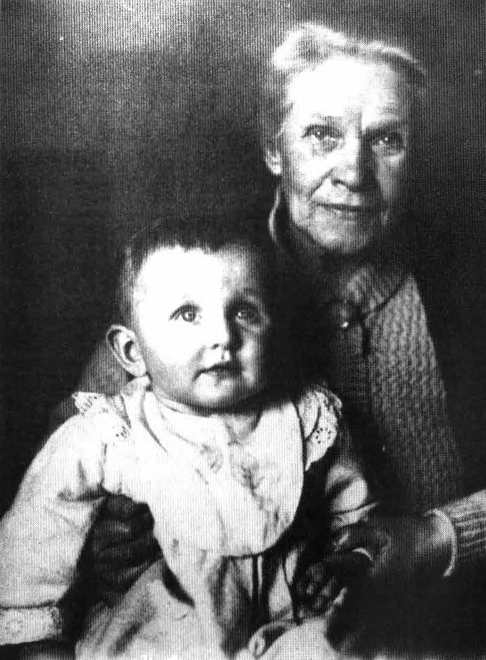 Анна Ганзен с правнучкой Инной Стреболовой. Из архива П. Кожевникова