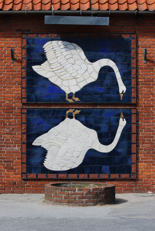 Рельеф «Гадкий утенок превращается в прекрасного лебедя» в Оденсе