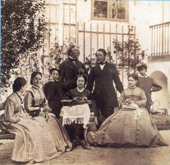 Семейный портрет Мельхиоров. Доротея Мельхиор (в центре), стоят Ханс Кристиан Андерсен и Мориц Мельхиор. Фото Исраэля Мельхиора. Ролигед, 1867