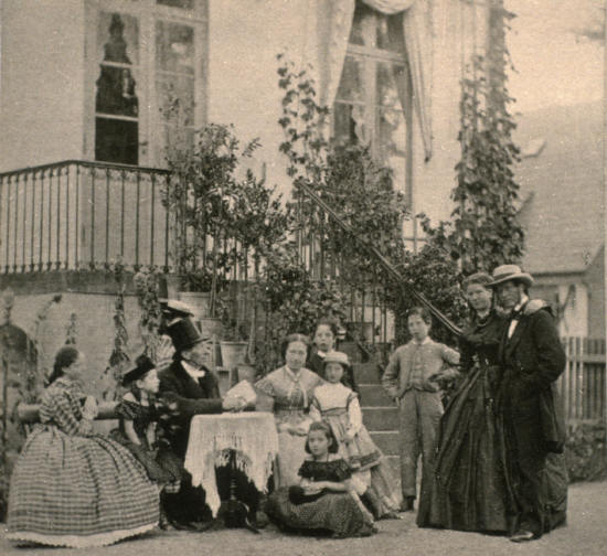 Семейное собрание в Ролигеде в 1867 году с Хансом Кристианом Андерсеном (третий слева)