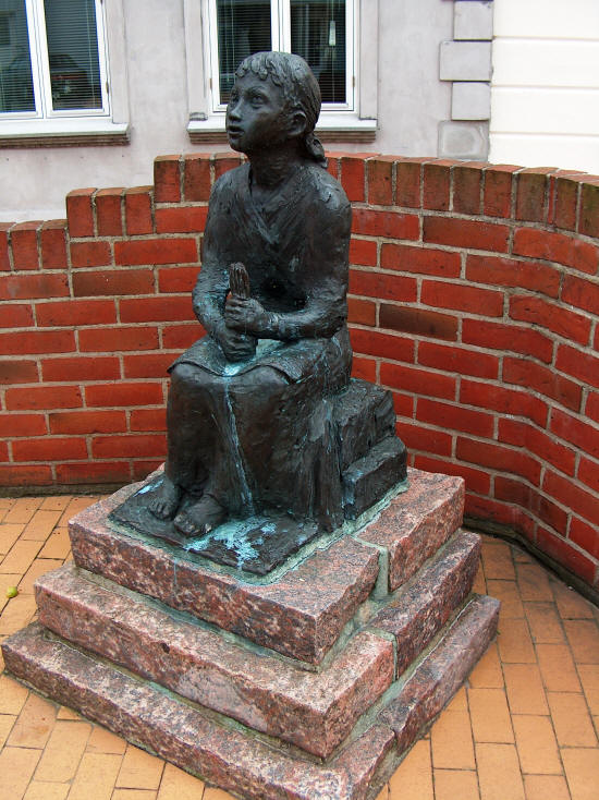 Скульптура «Девочка со спичками» в Гростене