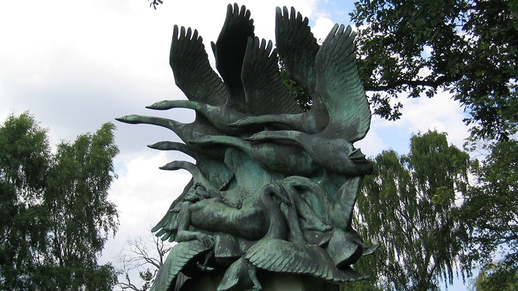 Скульптура «Дикие лебеди» в Оденсе