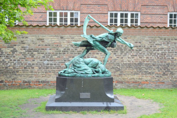 Скульптура «Смерть и Мать» в Копенгагене