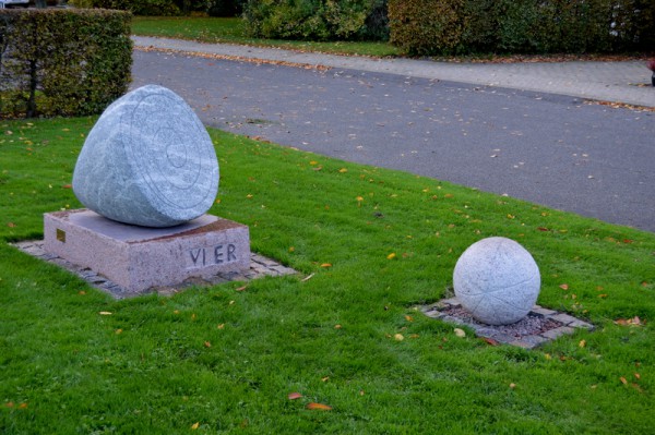 Скульптура «Волчок и мяч» в Миддельфарте