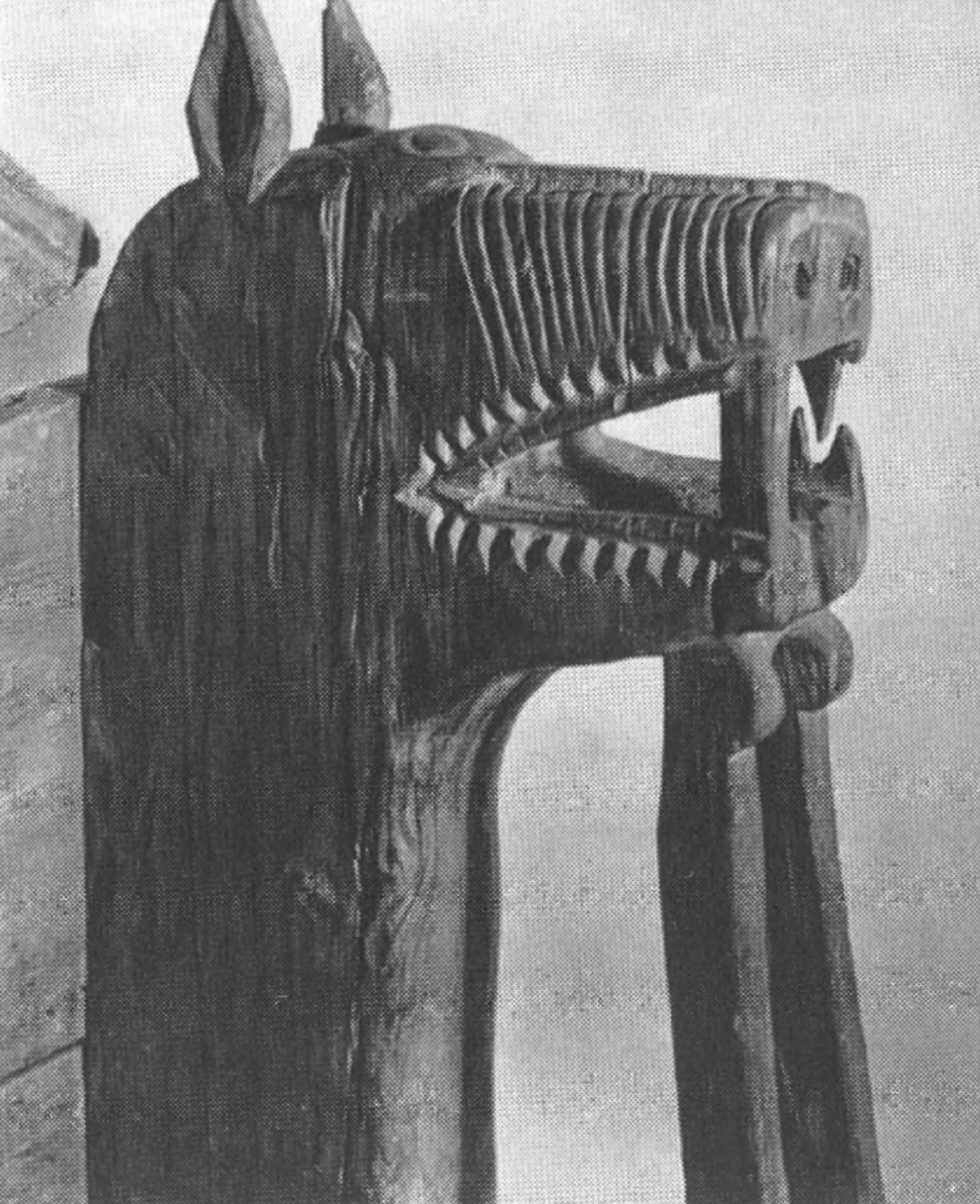 Подлокотник кресла в виде головы лошади. В таких же креслах восседали в древних скандинавских храмах могучие конунги (Музей декоративно-прикладного искусства)